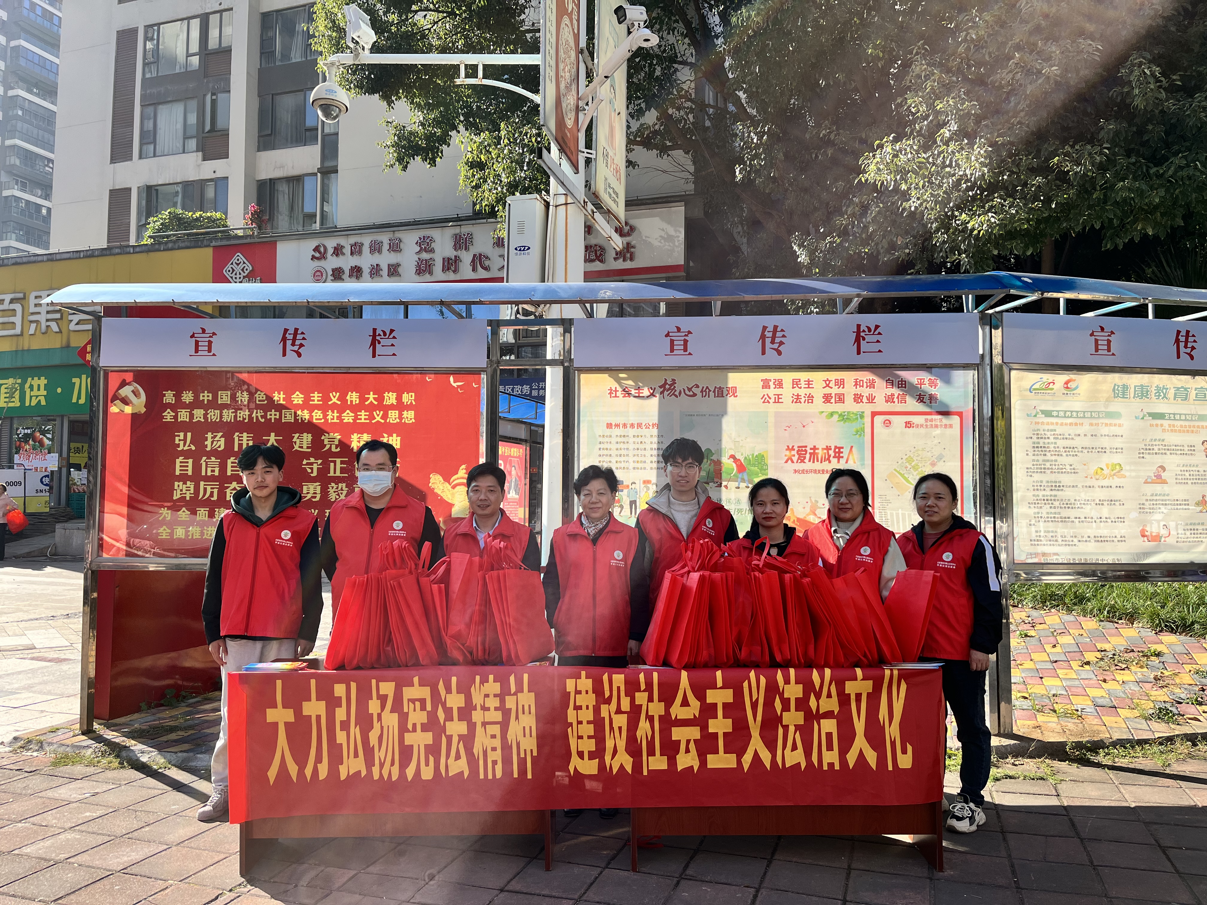 省鎢與稀土質(zhì)檢中心開展“大力弘揚(yáng)憲法精神 建設(shè)社會(huì)主義法治文化”平安宣傳活動(dòng)