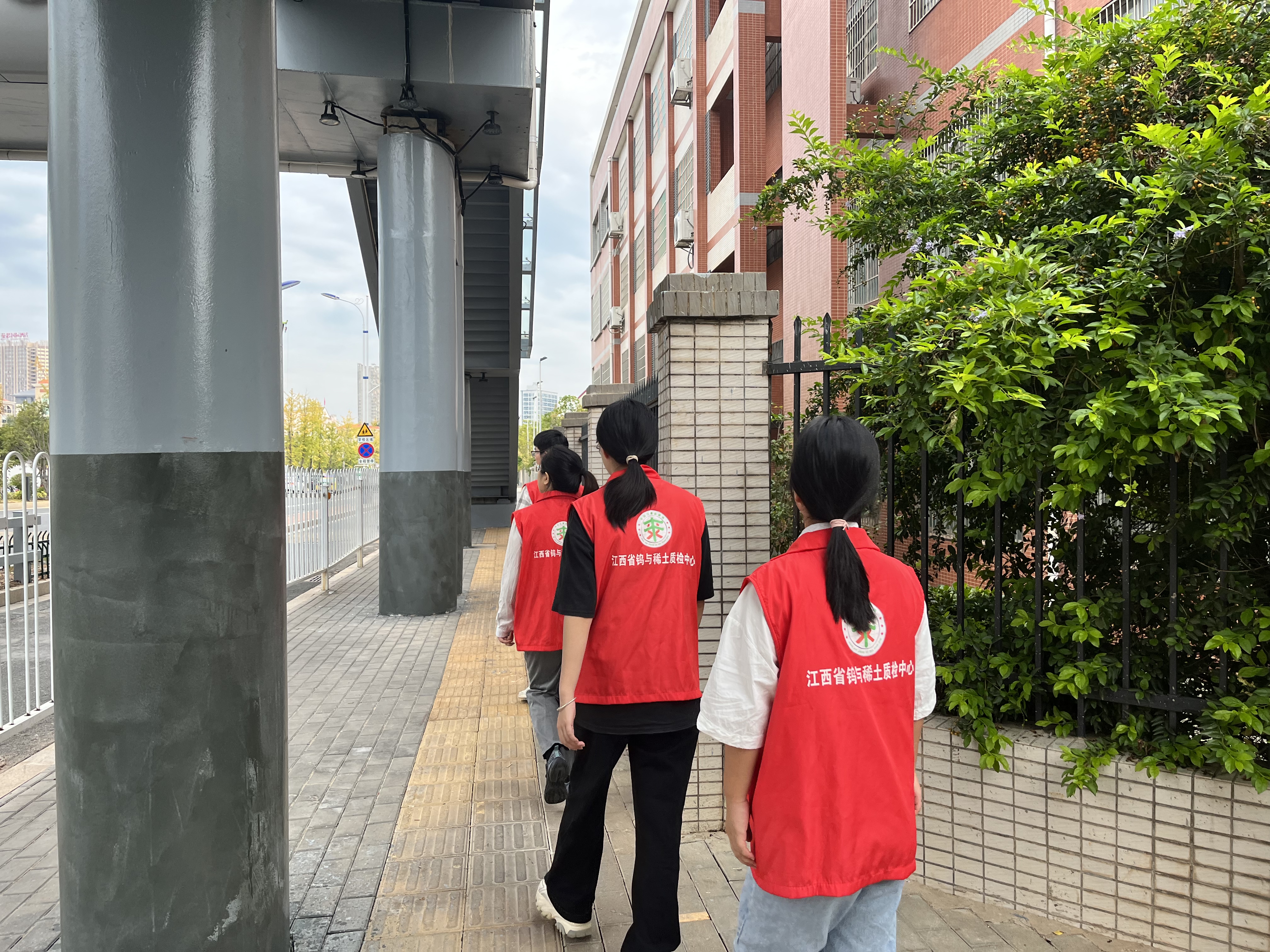 省鎢與稀土質(zhì)檢中心深入大坪明德小學(xué)開展平安志愿巡邏活動(dòng)